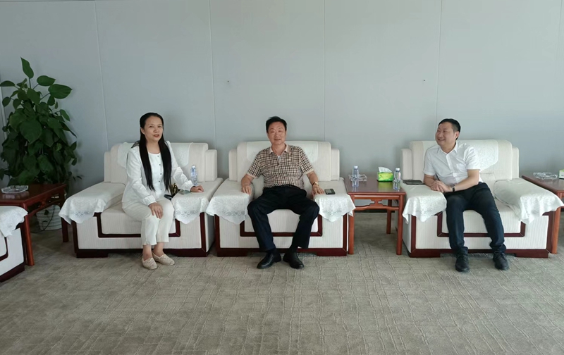 岳氏集團(tuán)董事長岳平安、北京中郵鴻運(yùn)董事副總黃貴斌拜訪中展航空
